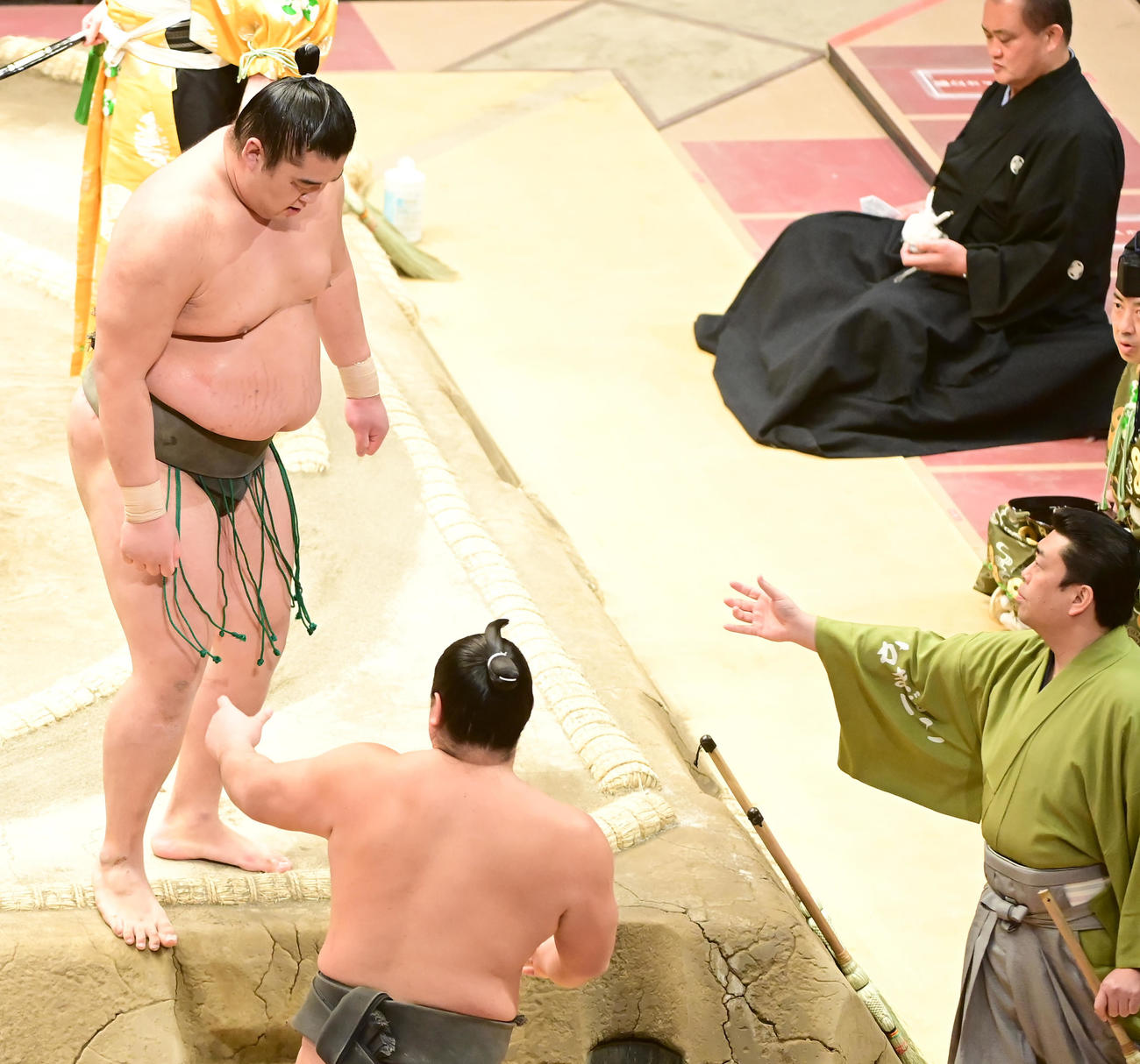 脳振とうを起こした湘南之海は一端土俵を下ろされる（撮影・小沢裕）