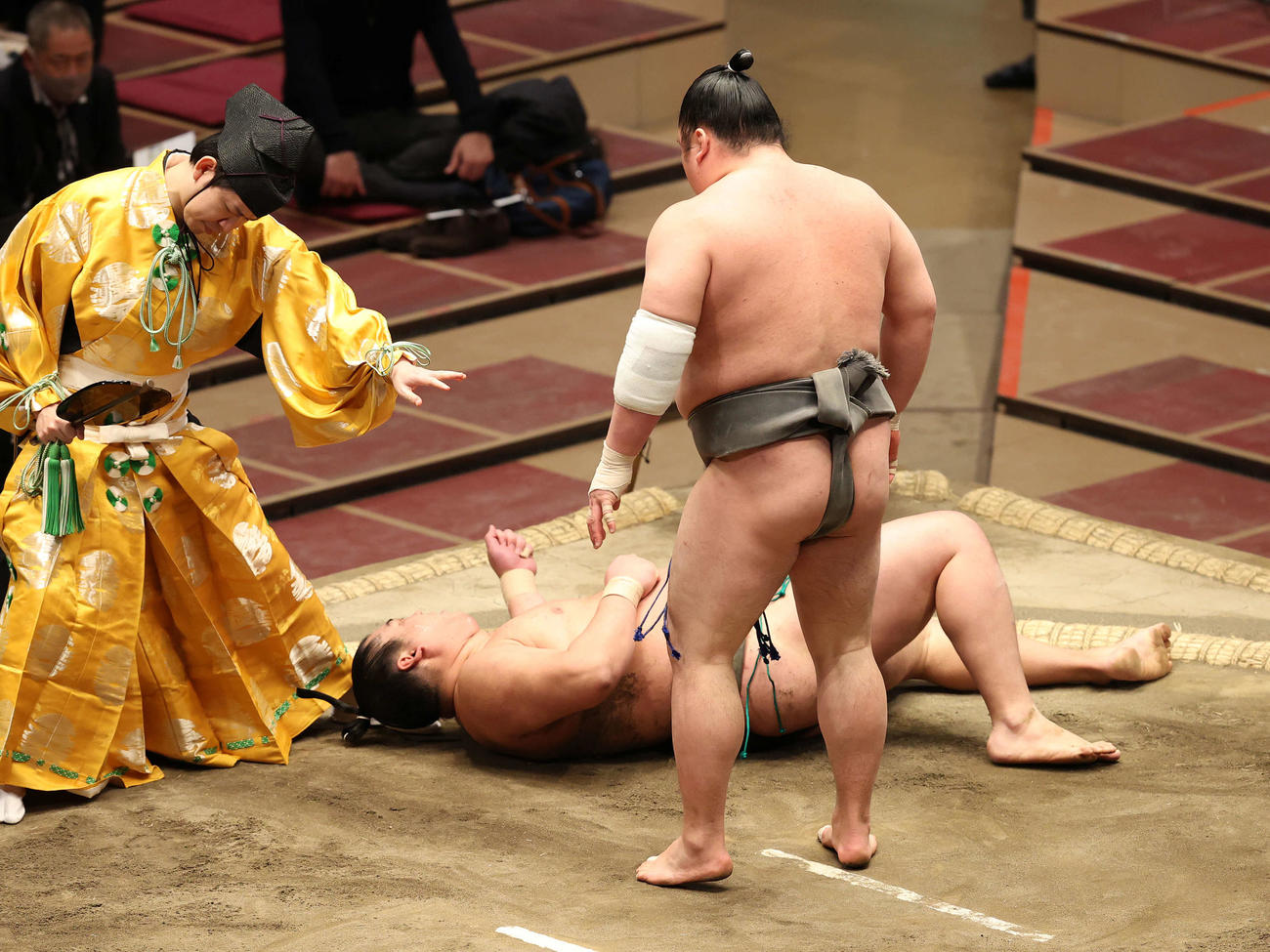 朝玉勢（手前）との最初の立ち合いで激しく頭をぶつけ倒れ込む湘南乃海（撮影・河野匠）