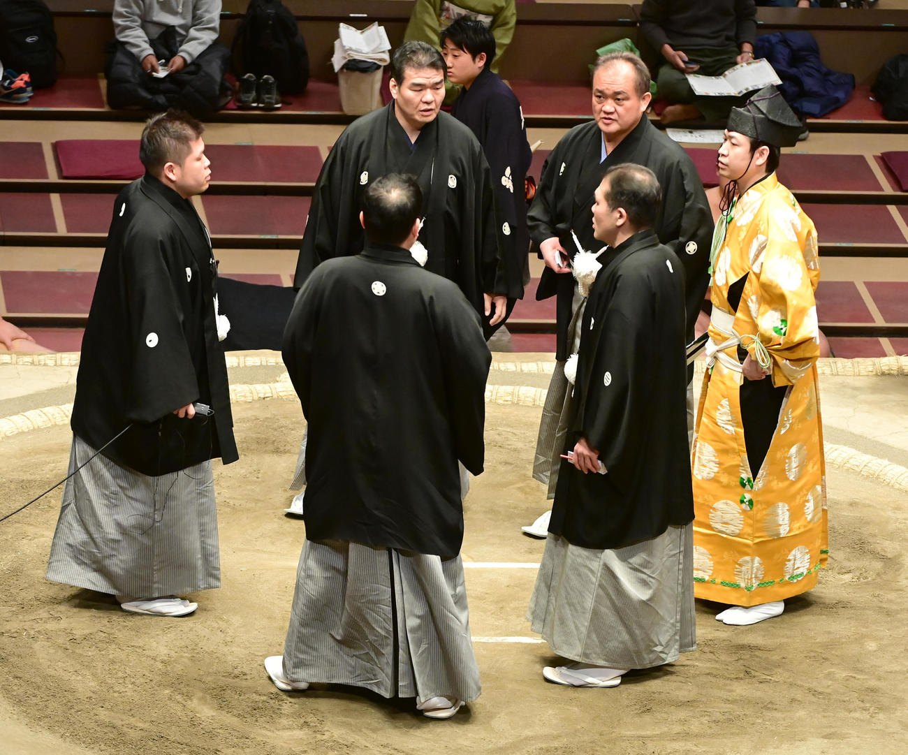 脳振とうを起こした湘南之海を取組させるかどうか協議する審判団（撮影・小沢裕）