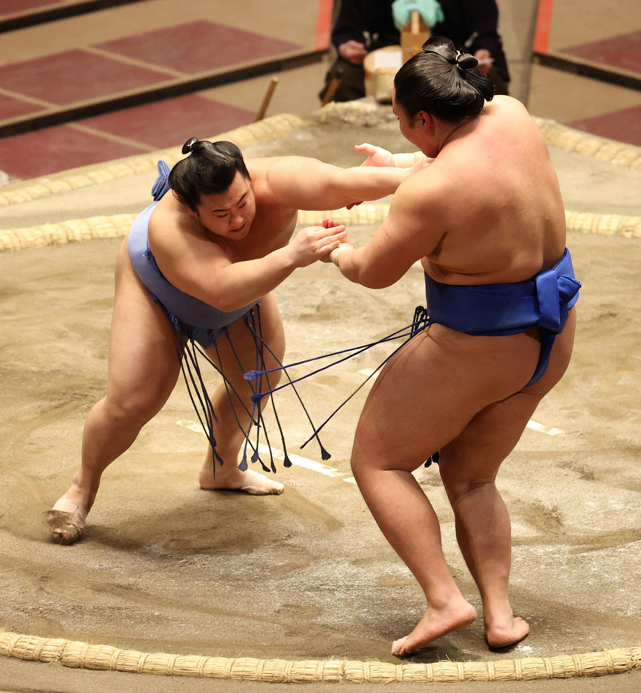 琴勝峰（右）を押し倒しで破る翔猿（撮影・河野匠）