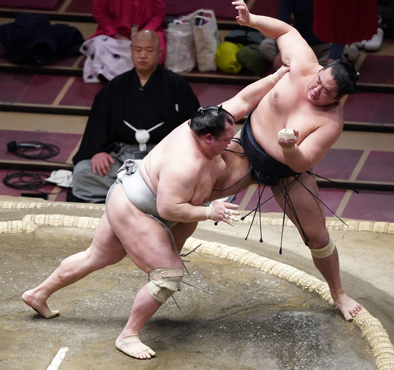 輝（右）を押し出しで破る北勝富士（撮影・江口和貴）