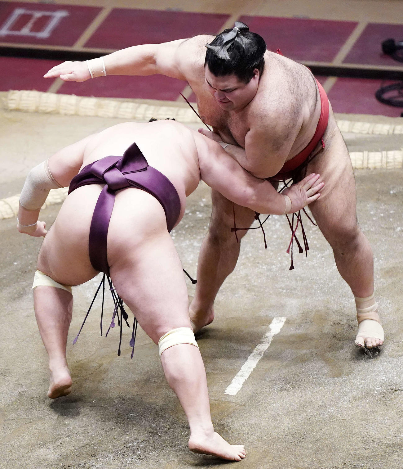 遠藤（左）をはたき込みで破る高安（撮影・江口和貴）