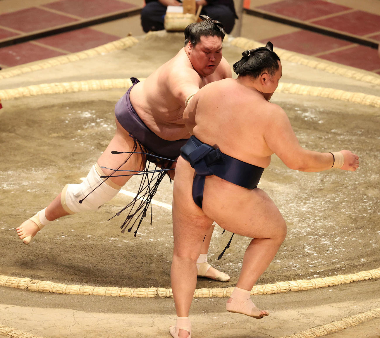 玉鷲（手前）を押し出す照ノ富士（撮影・河野匠）