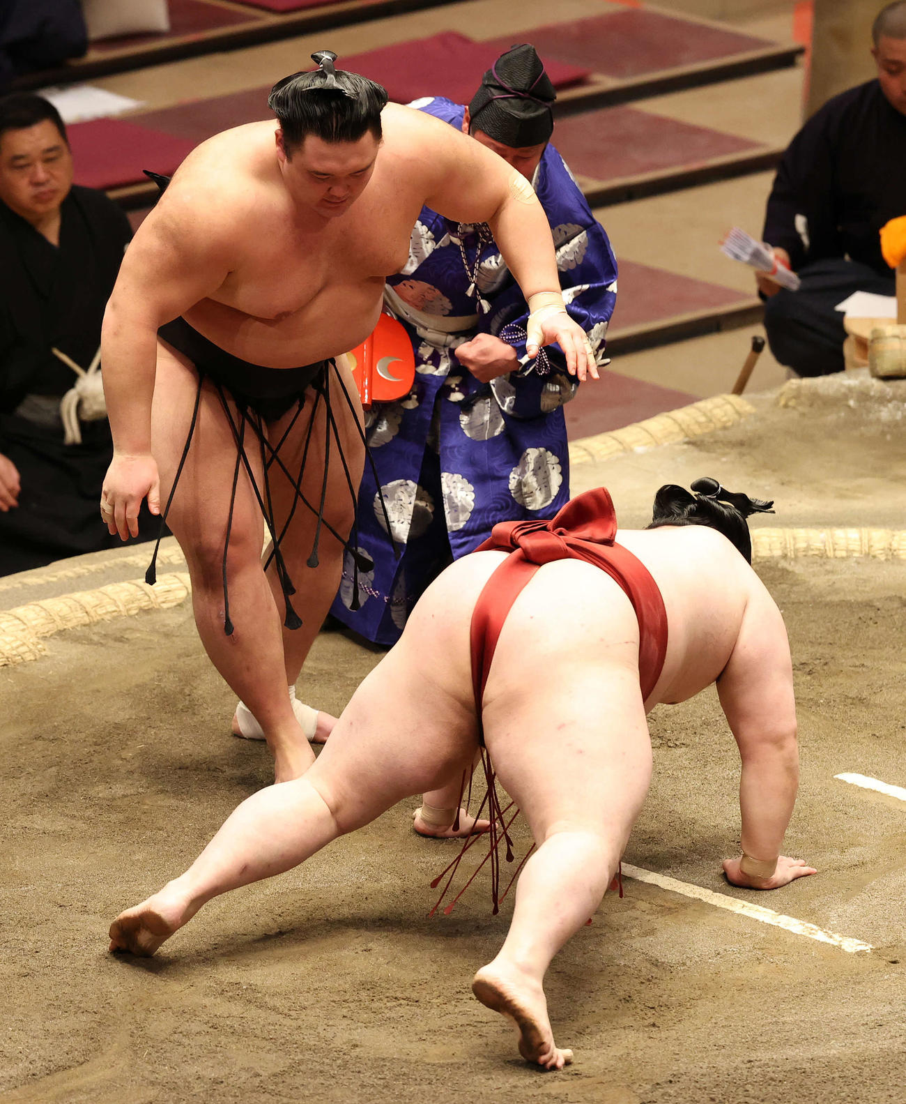 隆の勝（手前）をはたき込む朝乃山（撮影・河野匠）