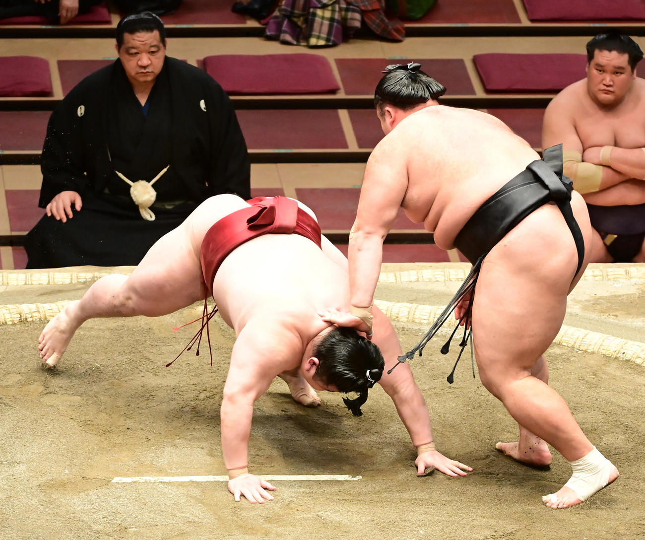 隆の勝（左）をはたき込みで破る朝乃山（撮影・小沢裕）
