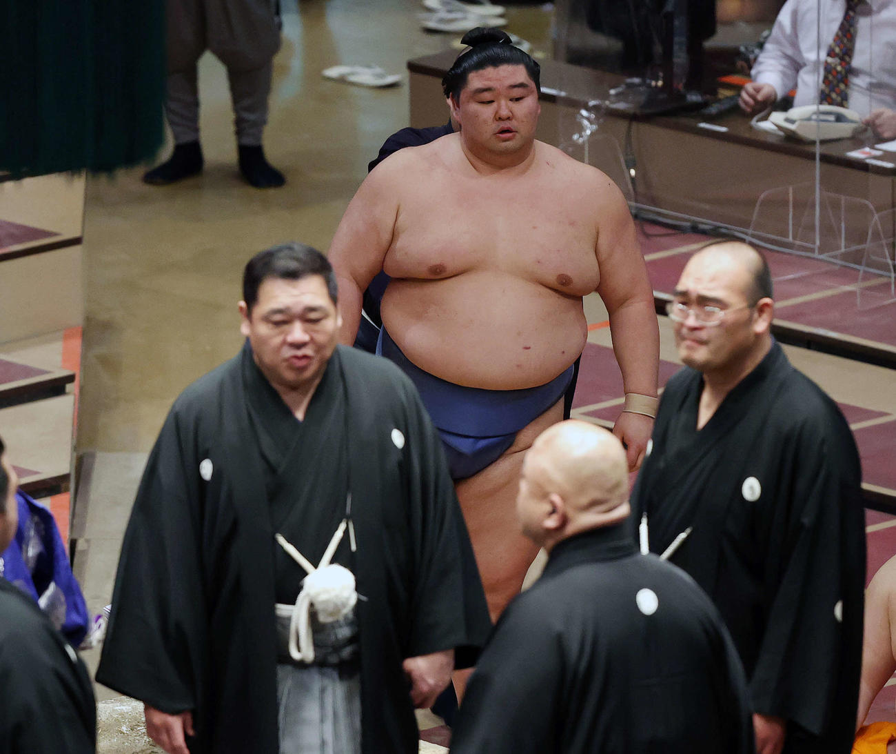 正代（後方）は取り直し後の審判団の協議を土俵下で待つ（撮影・河野匠）