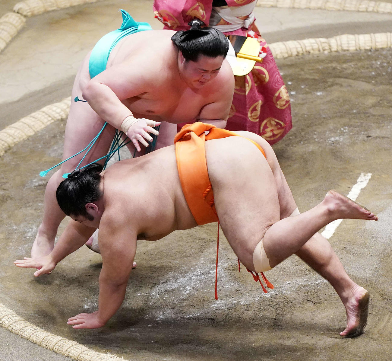 志摩ノ海（下）を上手出し投げで破る琴ノ若（撮影・江口和貴）