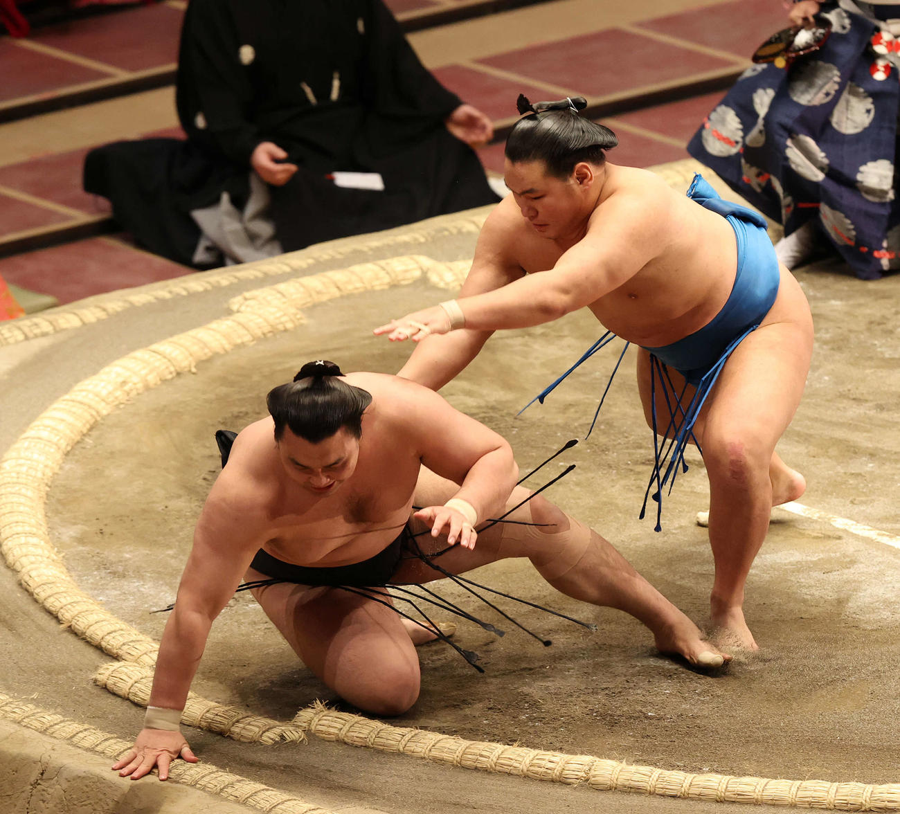 霧馬山（左）を突き落とす豊昇龍（撮影・河野匠）