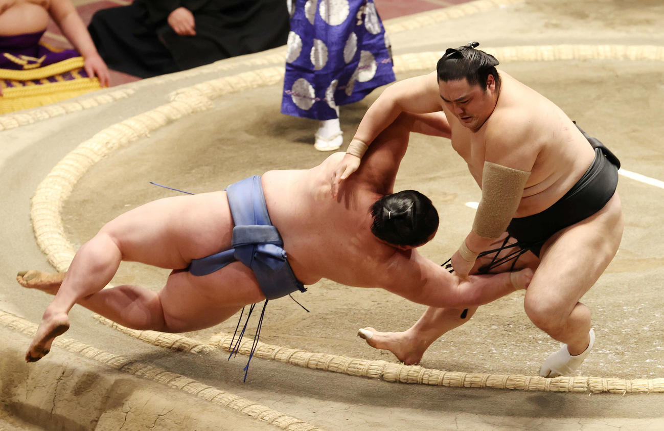 正代（左）は隠岐の海に投げられるも同体取り直しとなる（撮影・河野匠）