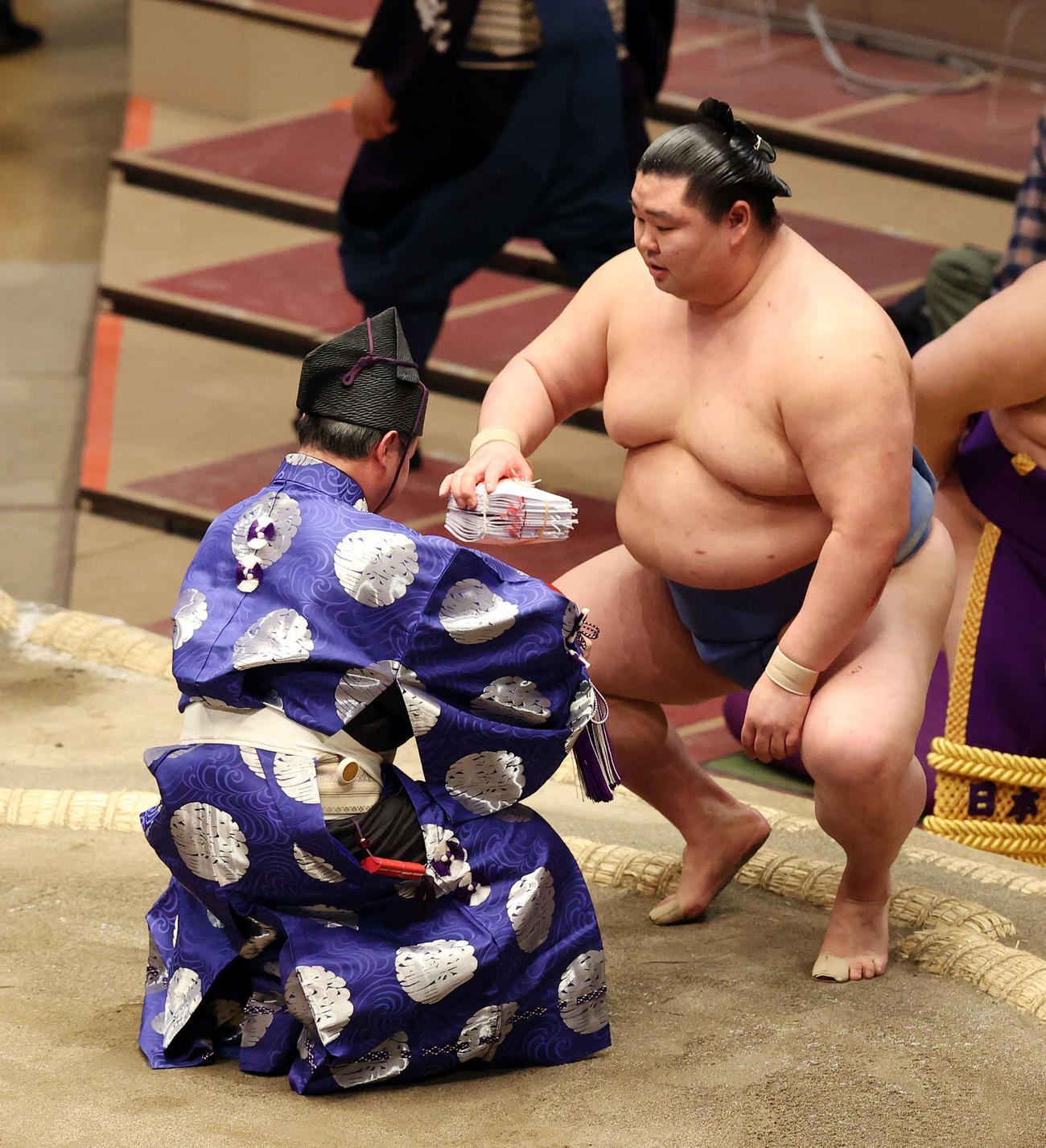 協議の結果、隠岐の海の勇み足での勝ちとなり、懸賞金を受け取る正代（撮影・河野匠）