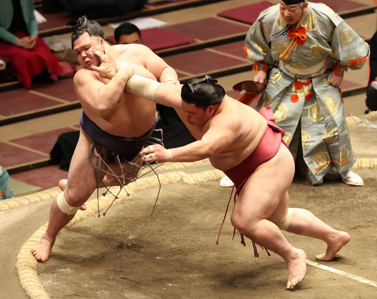 大栄翔（右）に押し込まれるも耐える阿武咲（撮影・河野匠）