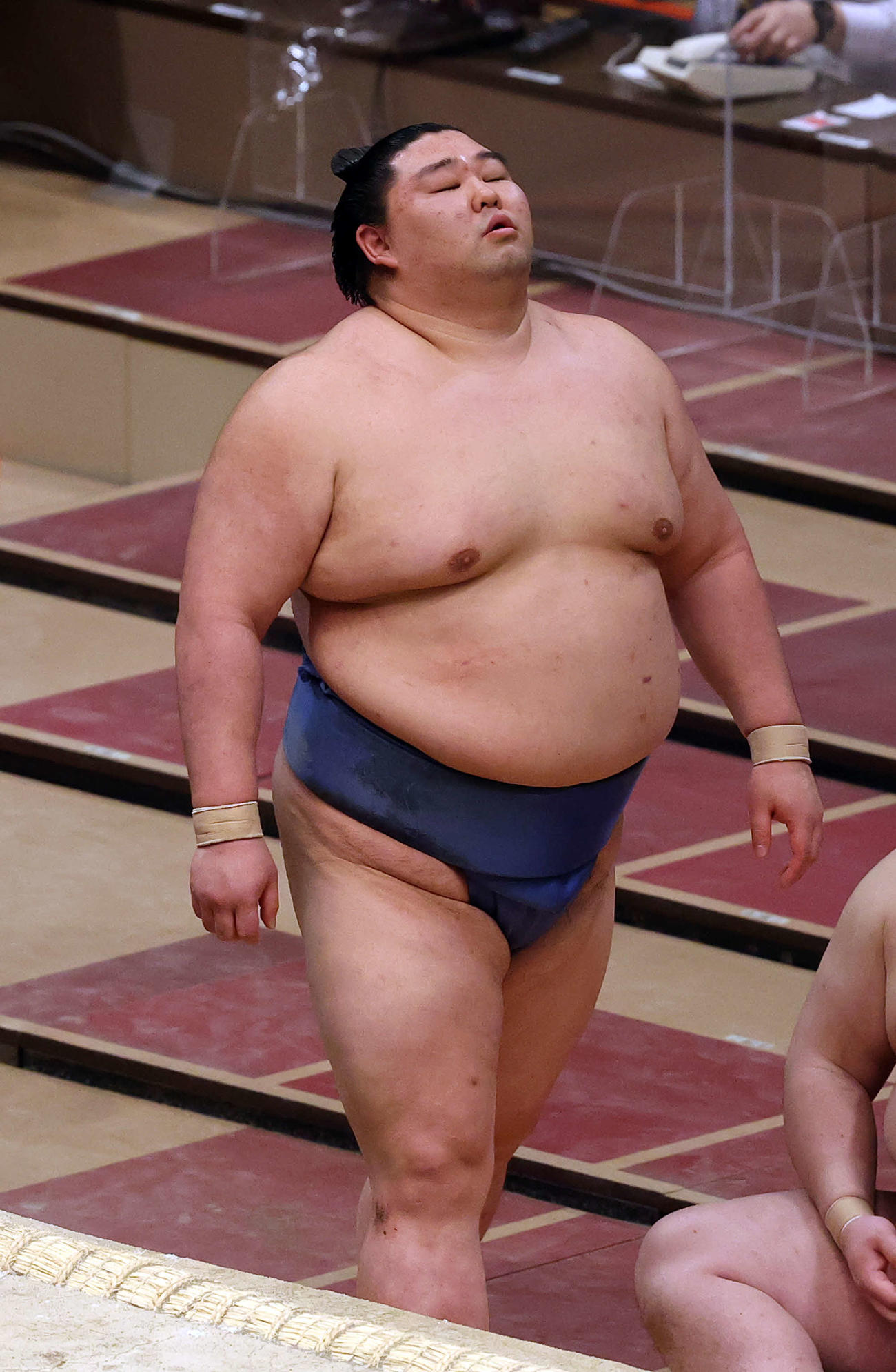 審判団の協議の結果、隠岐の海の勇み足での勝ちとなり、思わず天を仰ぐ正代（撮影・河野匠）