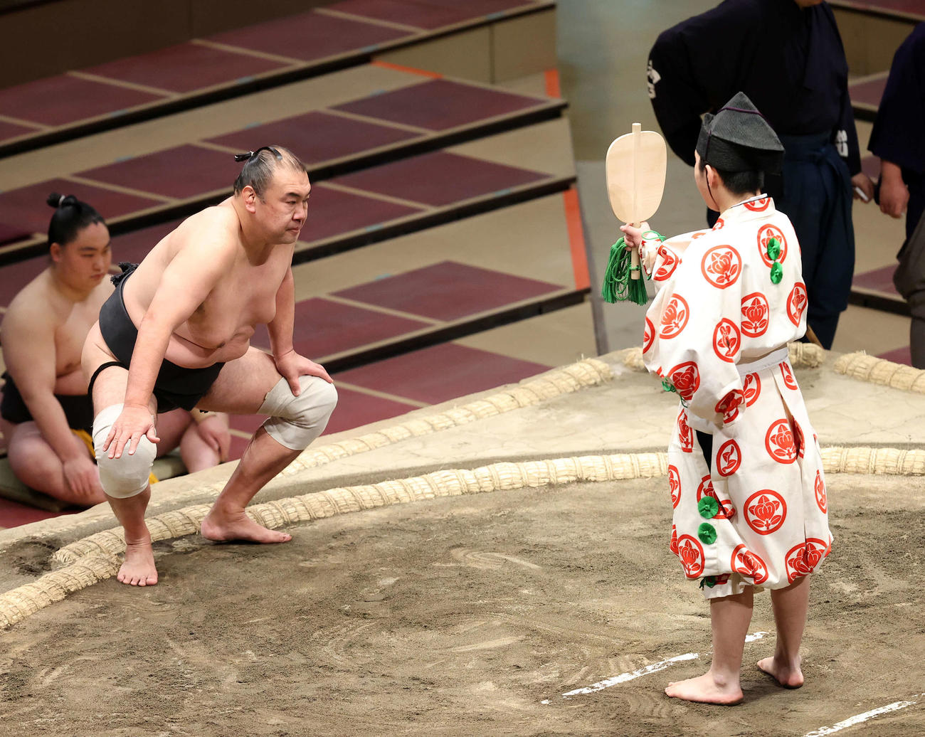 桜をはたき込みで破り勝ち名乗りを受ける華吹（撮影・鈴木正人）