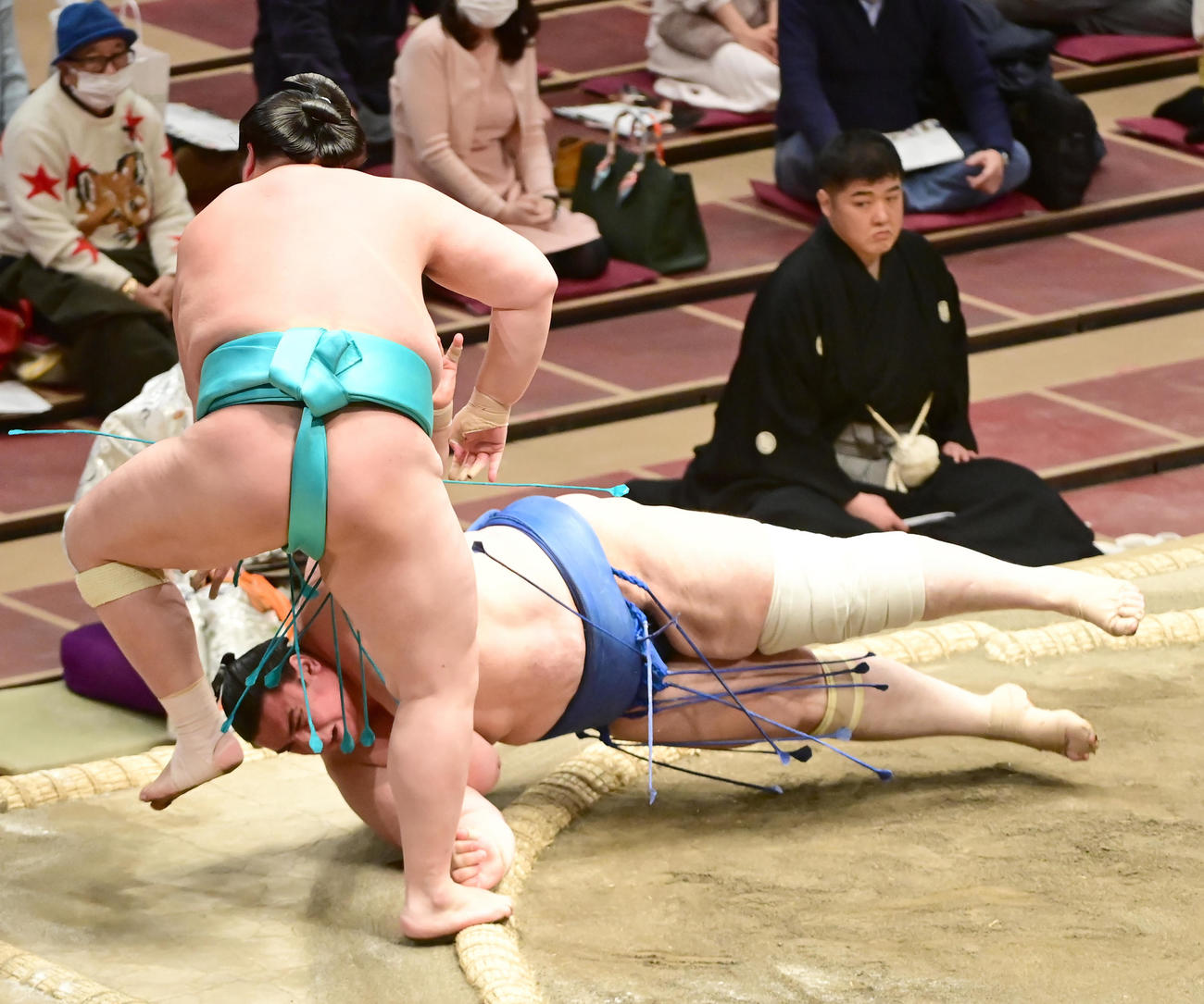 琴ノ若は碧山（右）を突き落としで破る（撮影・小沢裕）