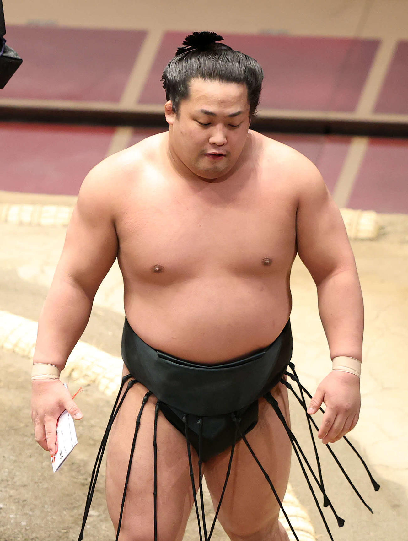懸賞金を手に土俵を引き揚げる翠富士（撮影・鈴木正人）