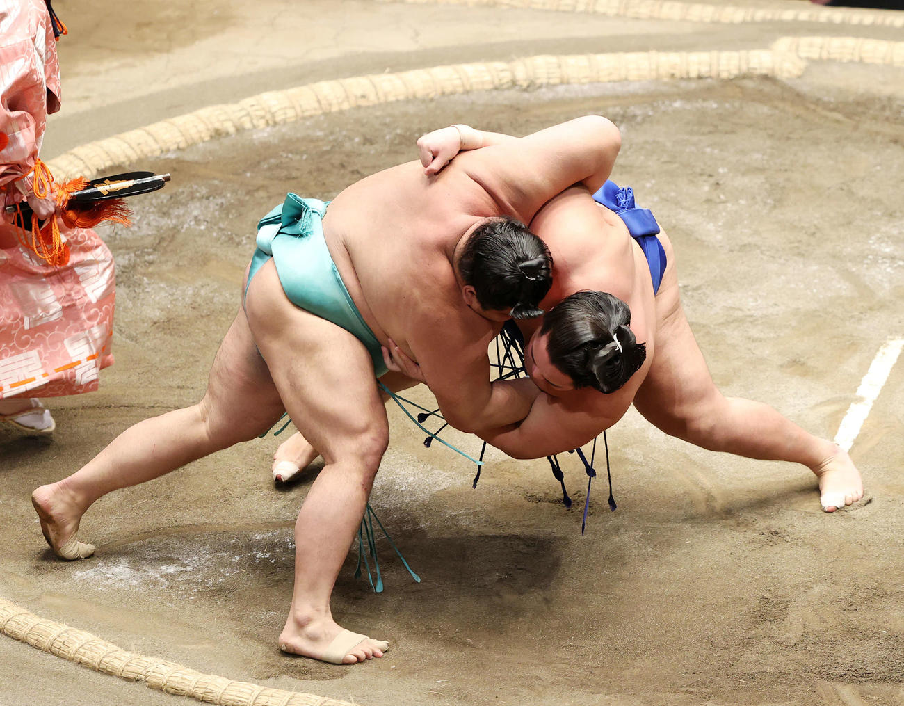 琴勝峰（右）を小手投げで破る天空海（撮影・鈴木正人）