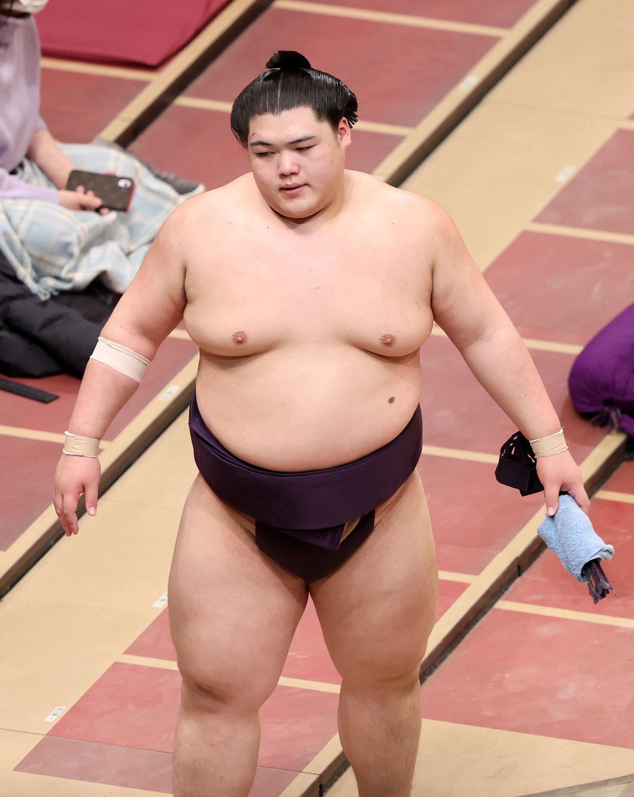 東龍に寄り切りで敗れ、土俵を引き揚げる王鵬（撮影・鈴木正人）