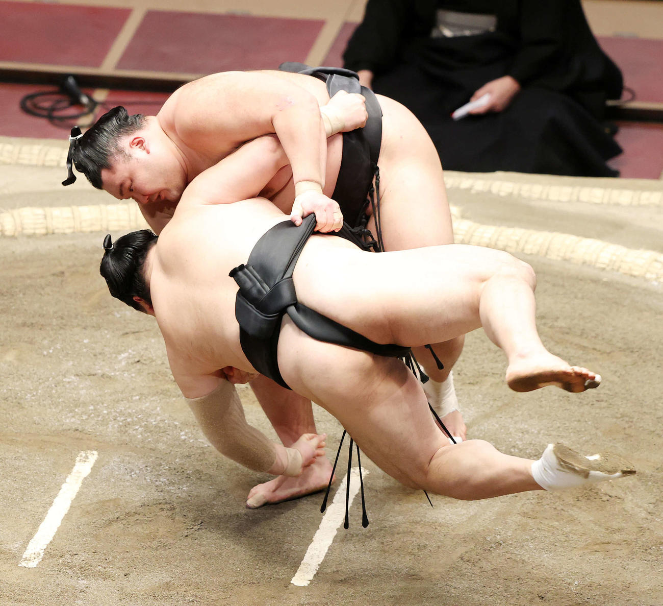 隠岐の海（手前）を上手投げで破る朝乃山（撮影・鈴木正人）