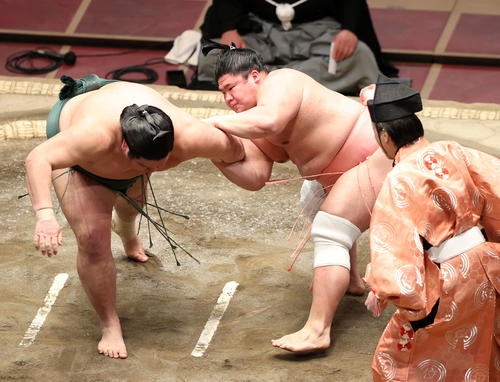 錦木（左）の肩をとる宇良（撮影・鈴木正人）