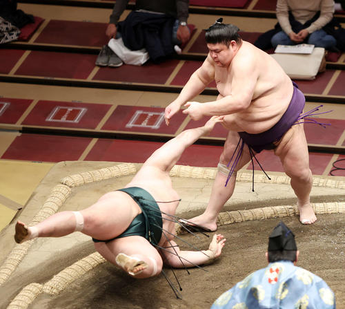 豊山（左）を突き落としで破る明瀬山（撮影・鈴木正人）