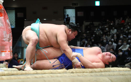 琴勝峰（下）を小手投げで破った天空海（撮影・河田真司）