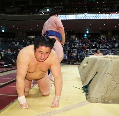 逸ノ城（奥）に寄り切りで敗れ、土俵下で膝をつく佐田の海（撮影・河田真司）