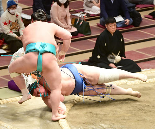 琴ノ若は碧山（右）を突き落としで破る（撮影・小沢裕）