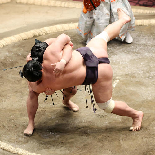 妙義龍（手前）に技をしかける翠富士（撮影・鈴木正人）
