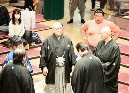 隆の勝との一番で物言いがつき審判団の協議を待つ正代（撮影・小沢裕）
