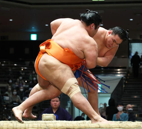 志摩ノ海（手前）に内掛けをしかける豊昇龍（撮影・河田真司）