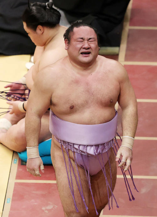 栃ノ心に寄り切りで敗れ、息が上がる琴恵光（撮影・鈴木正人）