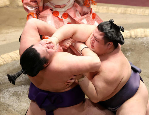 明生（左）を激しく攻める阿武咲（撮影・鈴木正人）