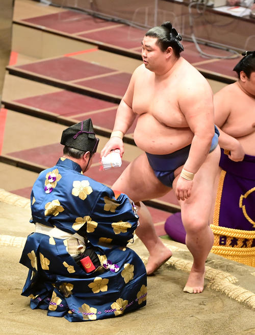 勝ち名乗りを受ける正代（撮影・小沢裕）