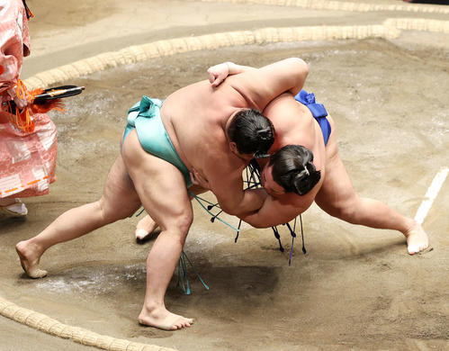 琴勝峰（右）を小手投げで破る天空海（撮影・鈴木正人）