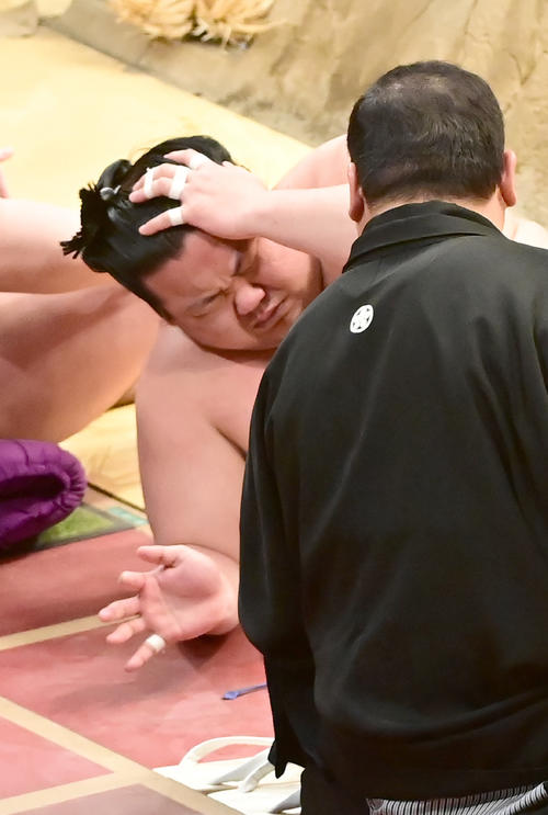 貴源治に寄り切りで敗れた美ノ海は土俵下で頭を押さえる（撮影・小沢裕）