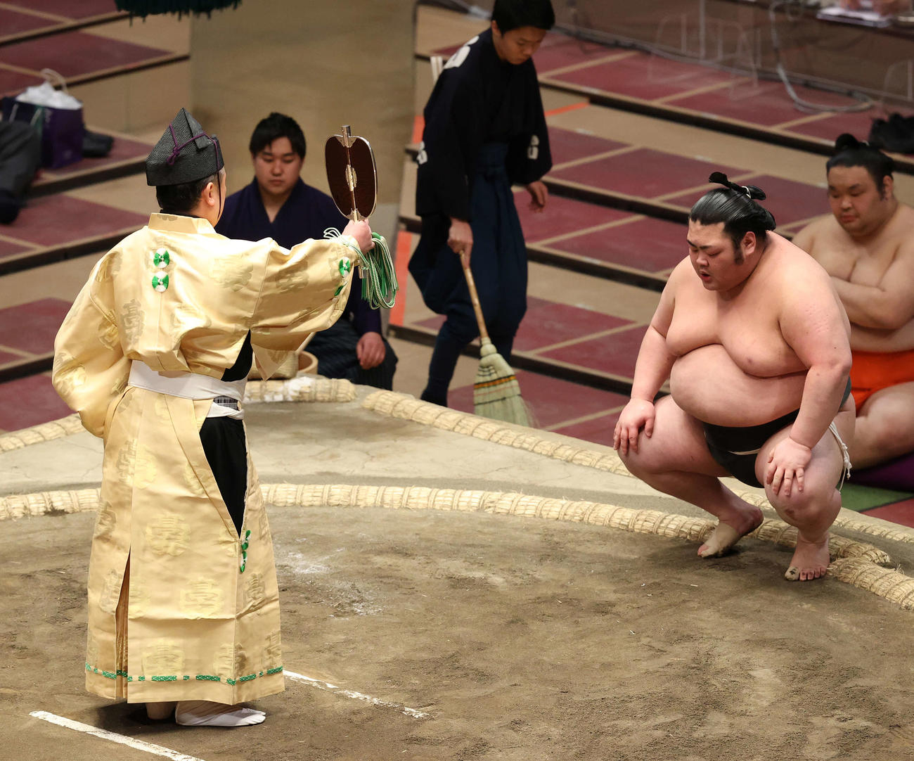 竜虎を破り勝ち名乗りを受ける武将山（撮影・河野匠）