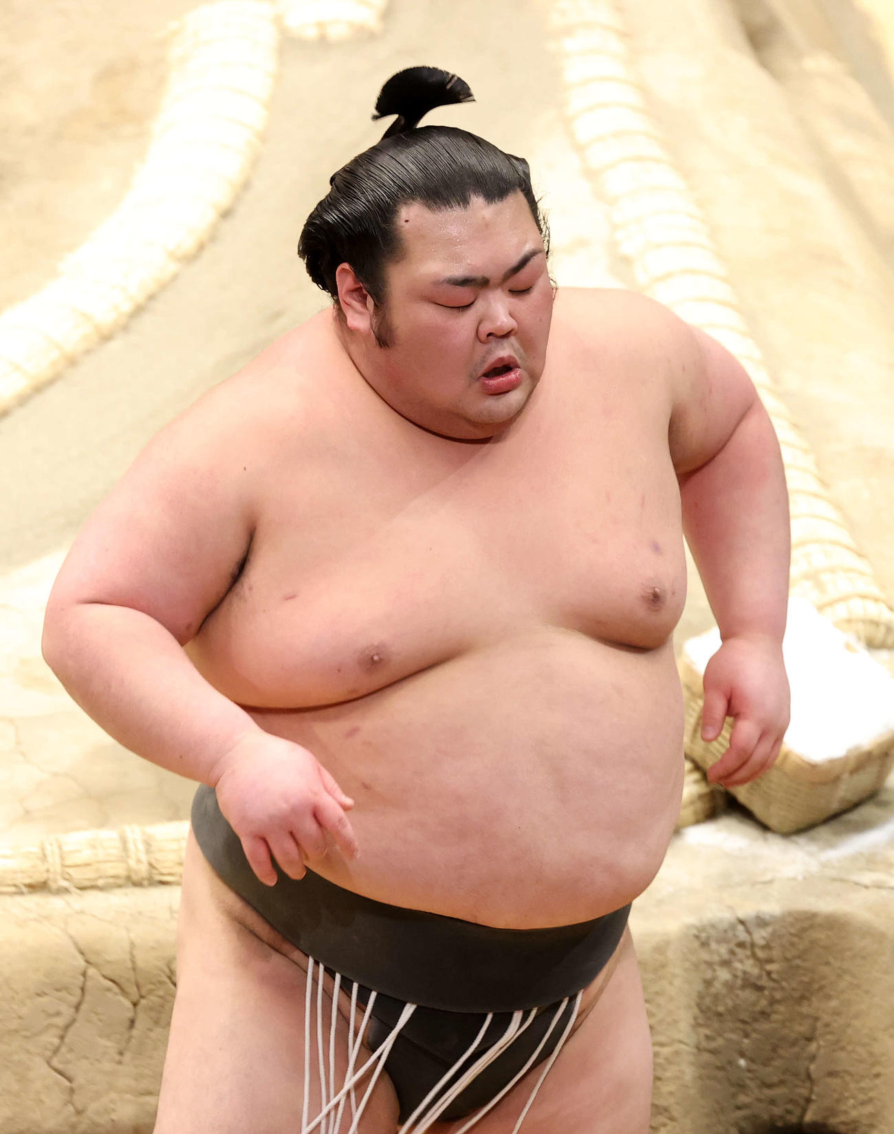 竜虎を下手投げで破り土俵を引き揚げる武将山（撮影・鈴木正人）