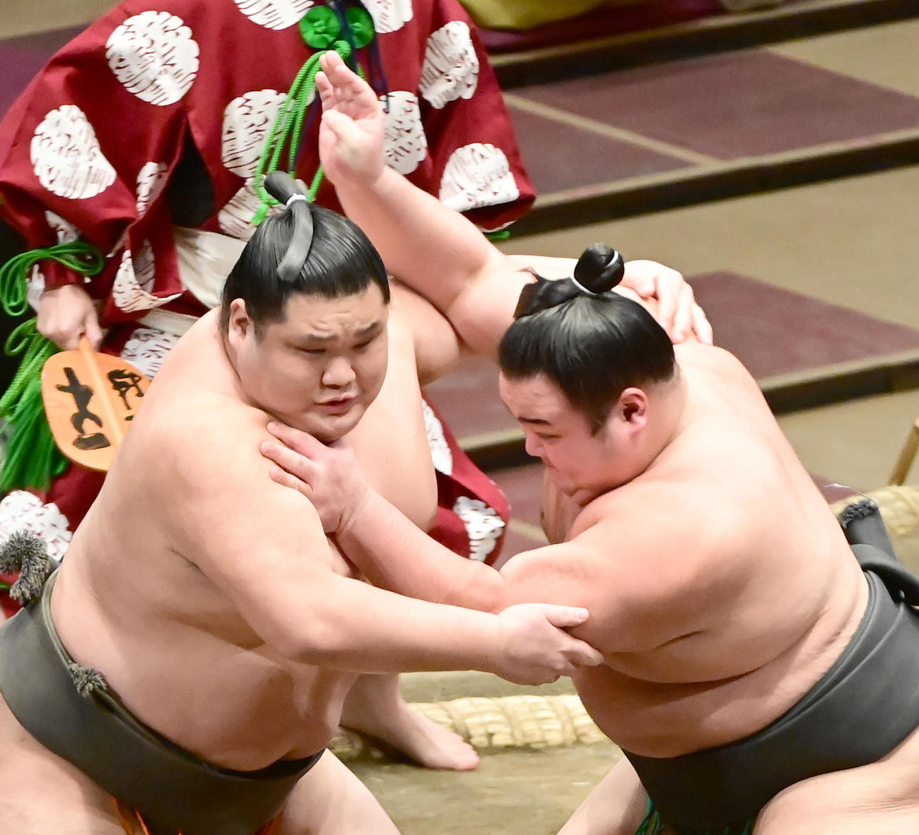 小城ノ浜（左）は浪満を押し出しで破り三段目優勝を決める（撮影・小沢裕）