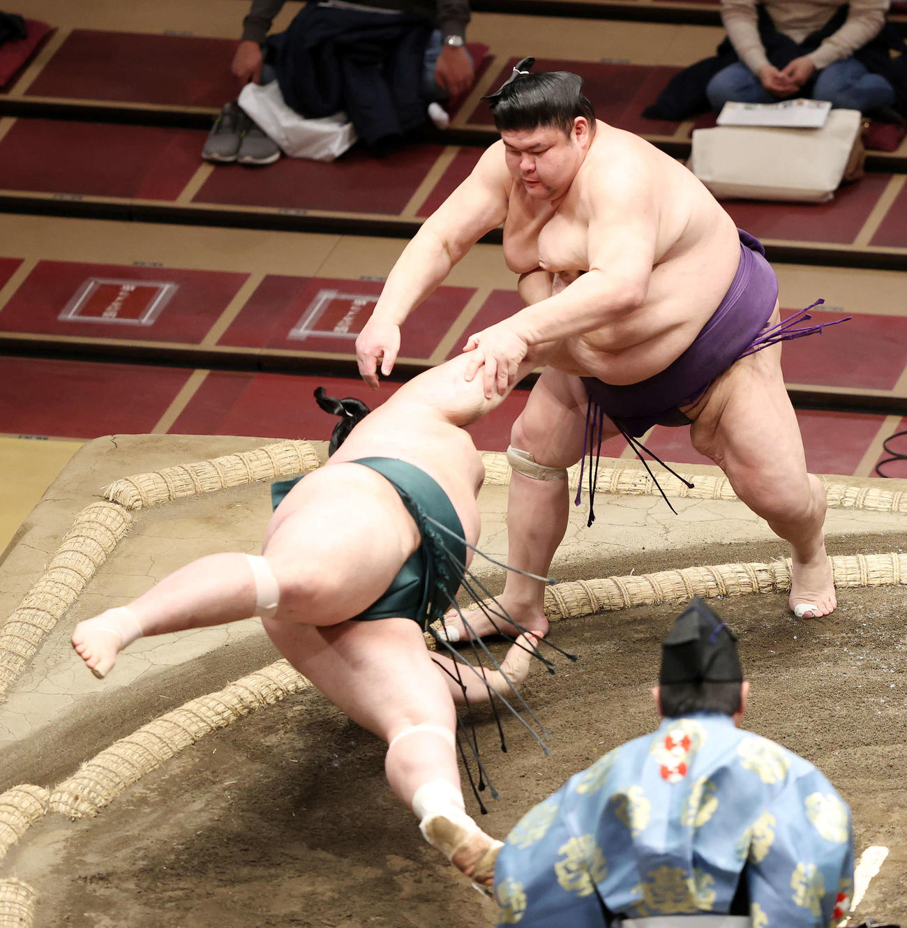 豊山（左）を突き落としで破る明瀬山（撮影・鈴木正人）