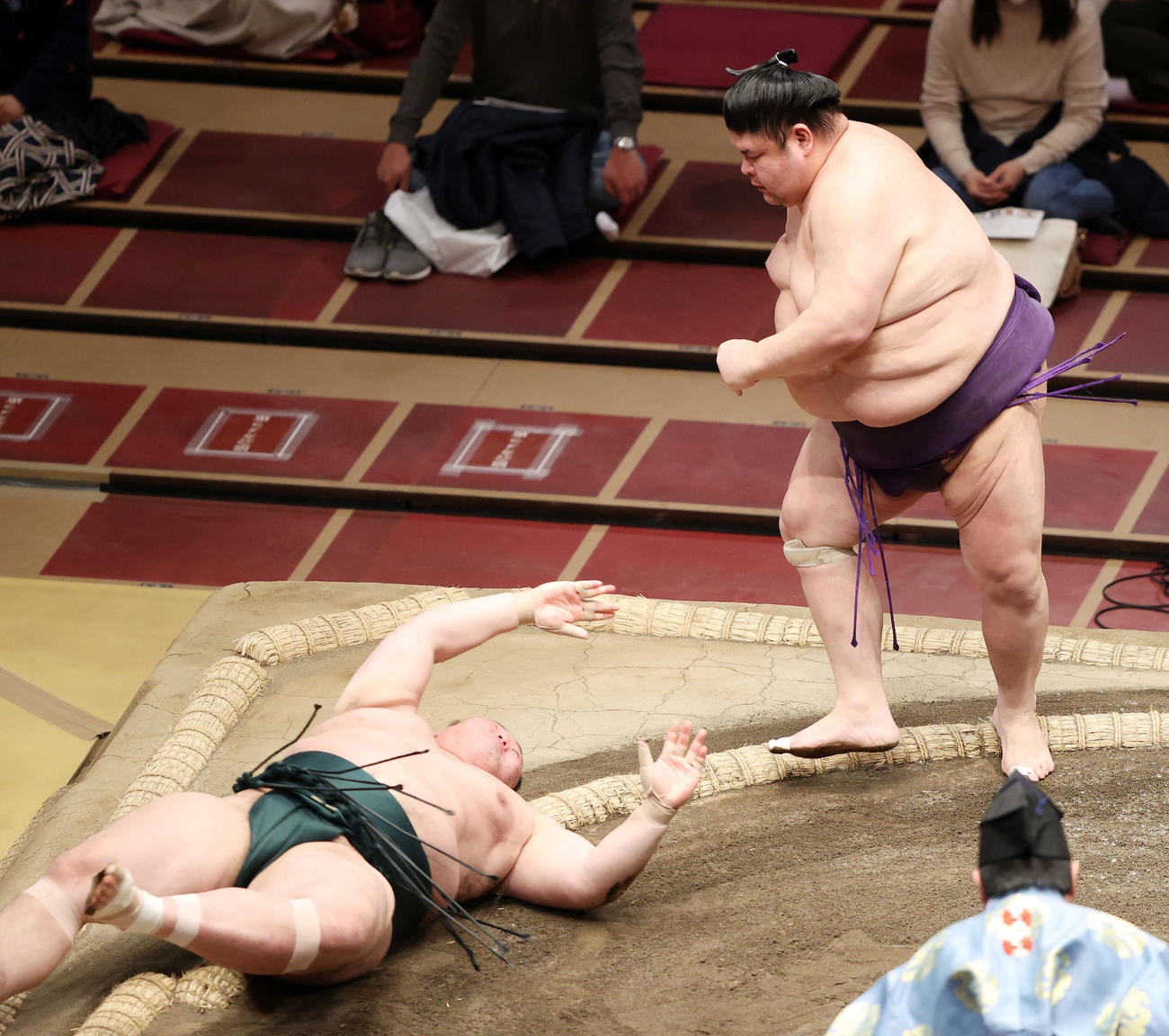 豊山（左）を突き落としで破る明瀬山（撮影・鈴木正人）
