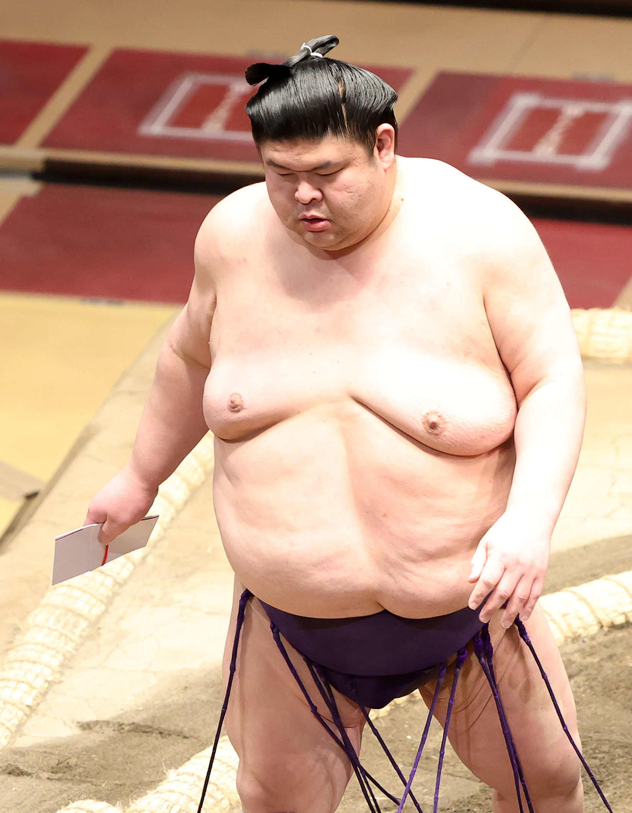 懸賞金を手に土俵を引き揚げる明瀬山（撮影・鈴木正人）
