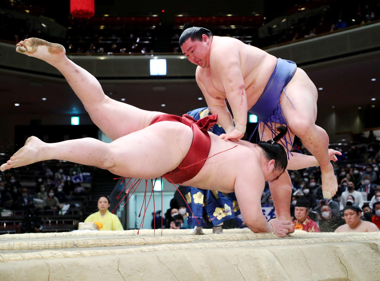 隆の勝（左）をはたき込みで破る正代（撮影・河田真司）