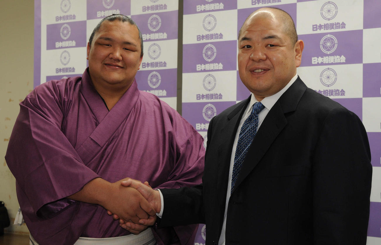 2016年5月、新十両昇進が決まり師匠の八角理事長と握手を交わす大輝