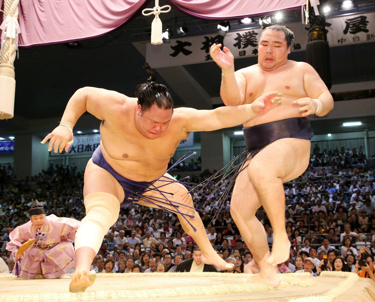 2017年7月、北勝富士（左）は名古屋場所3日目に横綱鶴竜を押し出して初金星