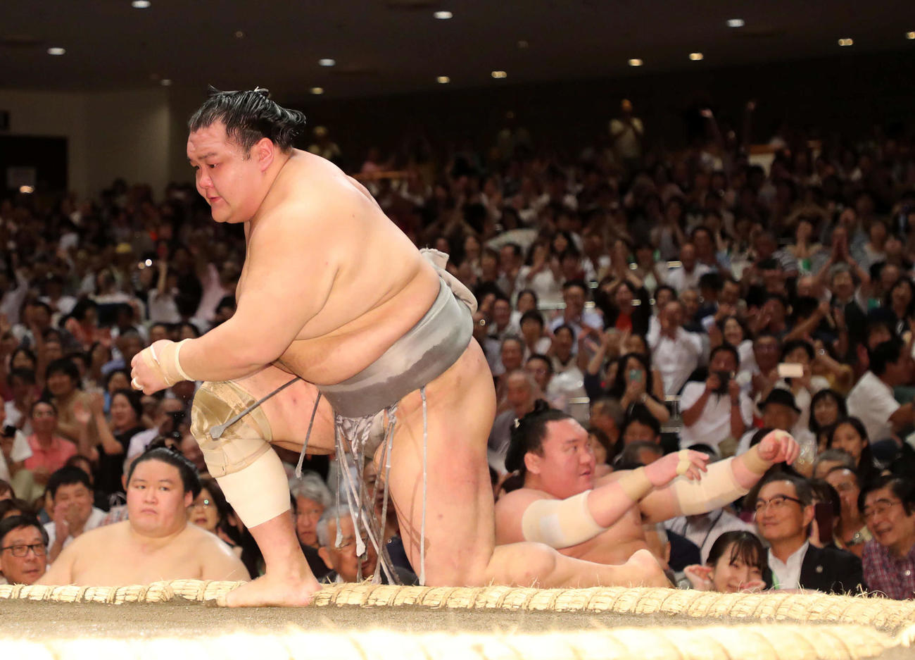 2019年9月、秋場所初日に横綱白鵬（右）を寄り切りで破る