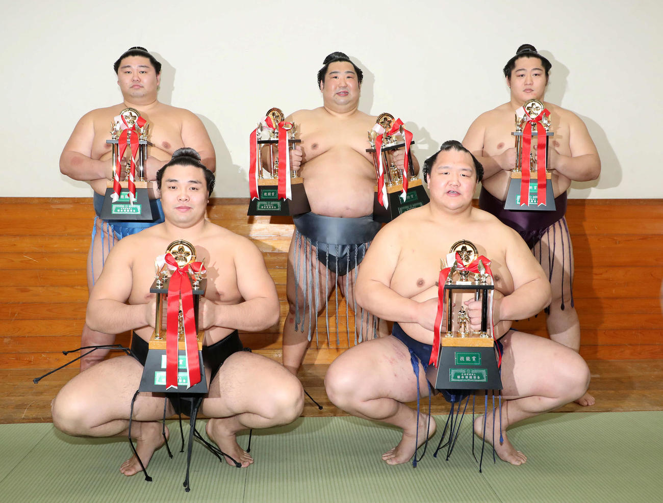 2020年1月、技能賞を受賞した北勝富士（前列左から2人目）