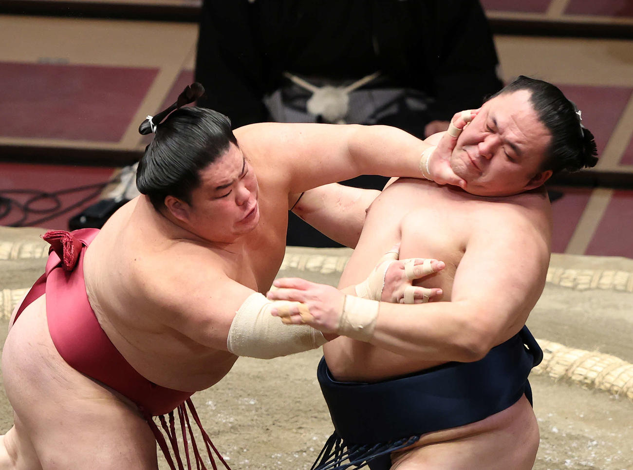 玉鷲（右）を激しく攻める大栄翔（撮影・鈴木正人）