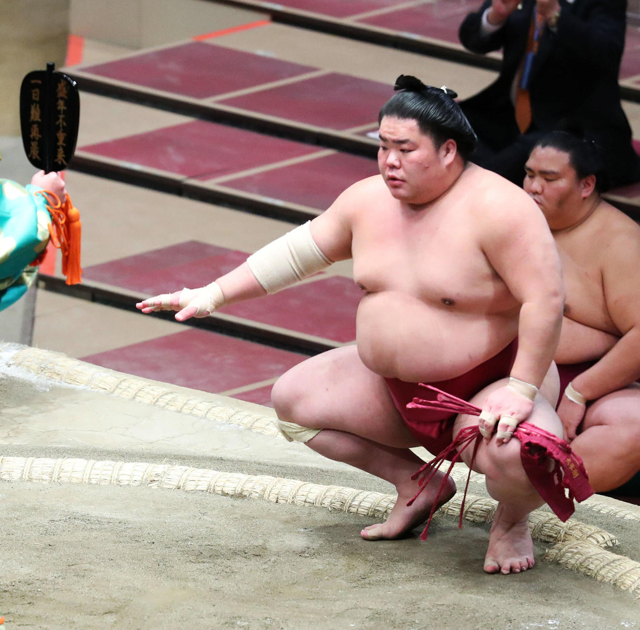 玉鷲をはたき込みで破り、勝ち名乗りを受ける大栄翔（撮影・河田真司）