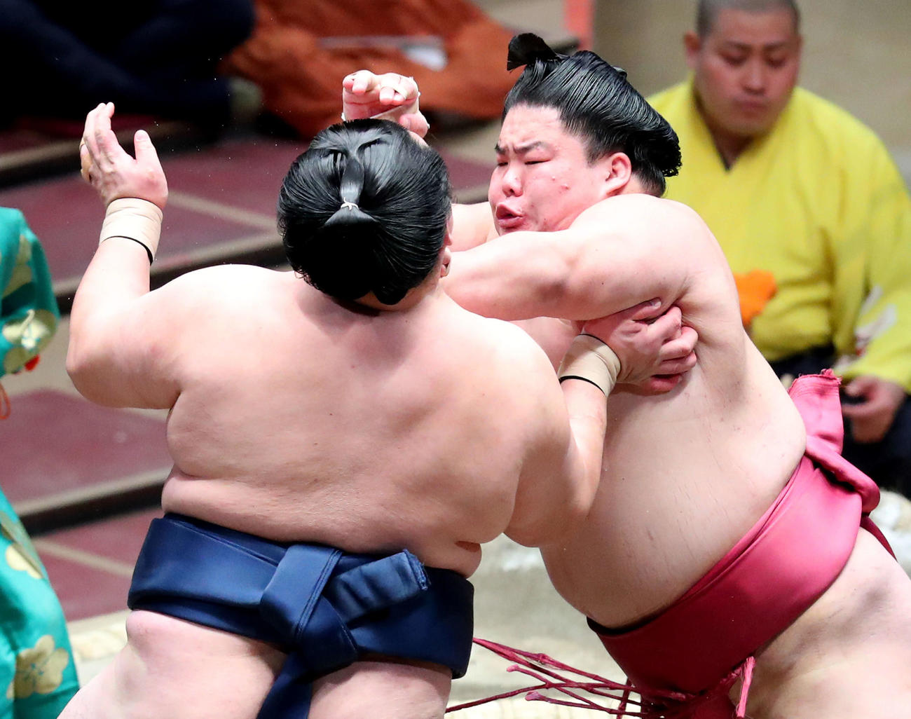 玉鷲（左）を勢いよく攻める大栄翔（撮影・河田真司）