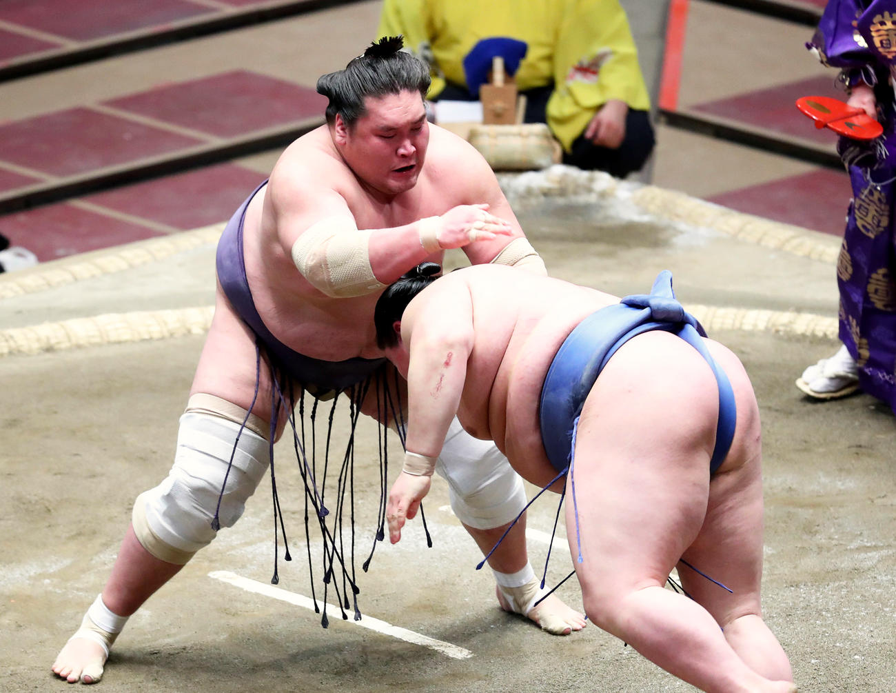 正代（右）をはたき込みで破る照ノ富士（撮影・河田真司）